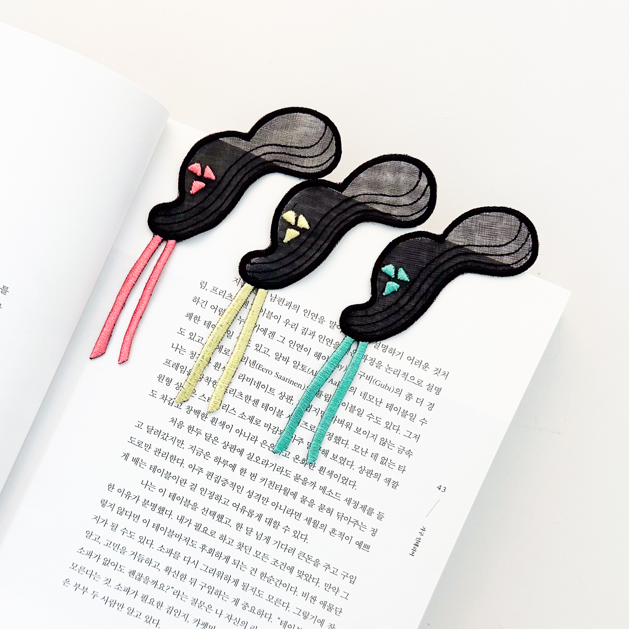 Aesthetics of Traditional Hair Decoration ‘Gache’ Bookmark