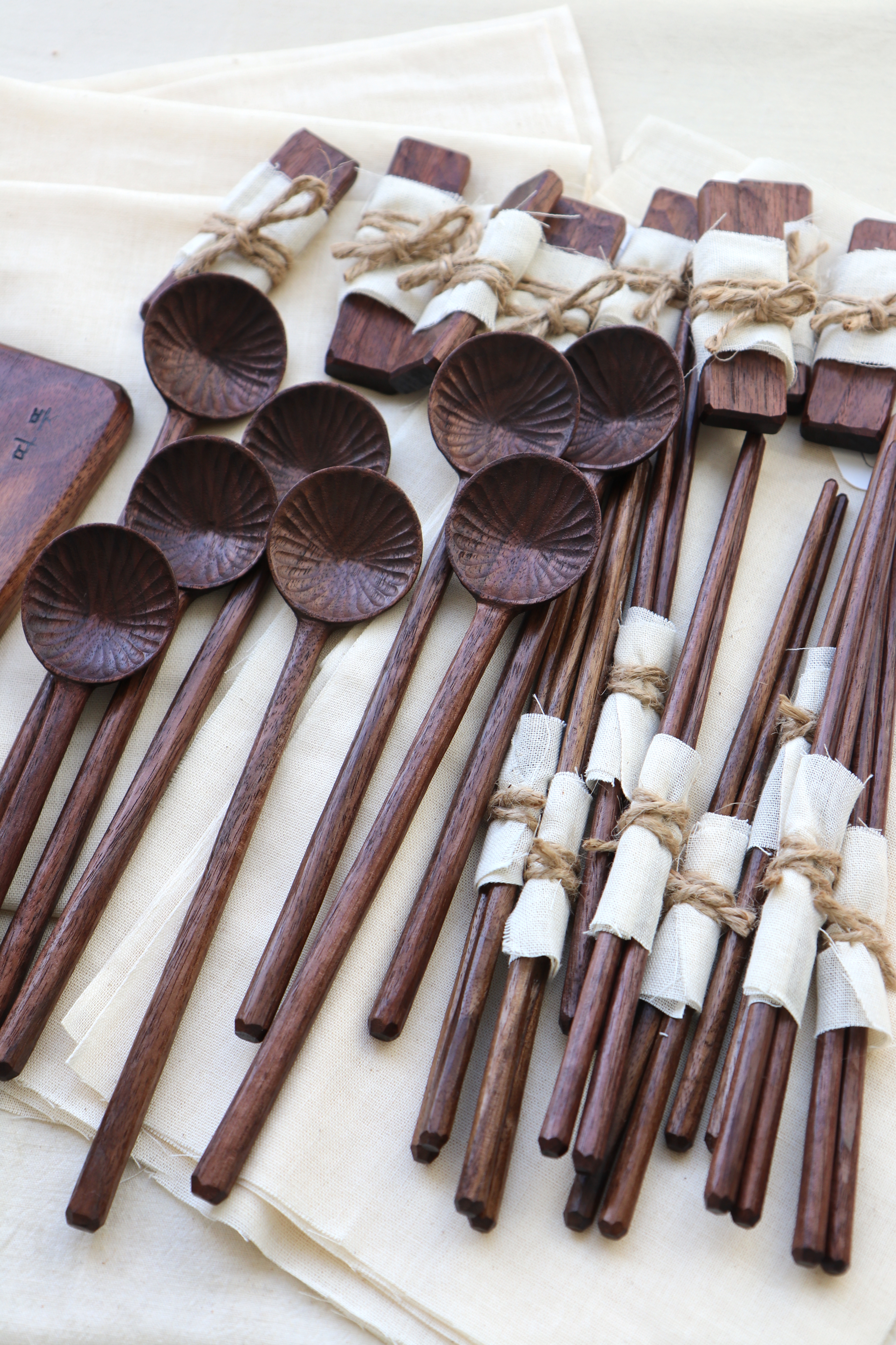 Chrysanthemum Pattern Cutlery Set - Image 4