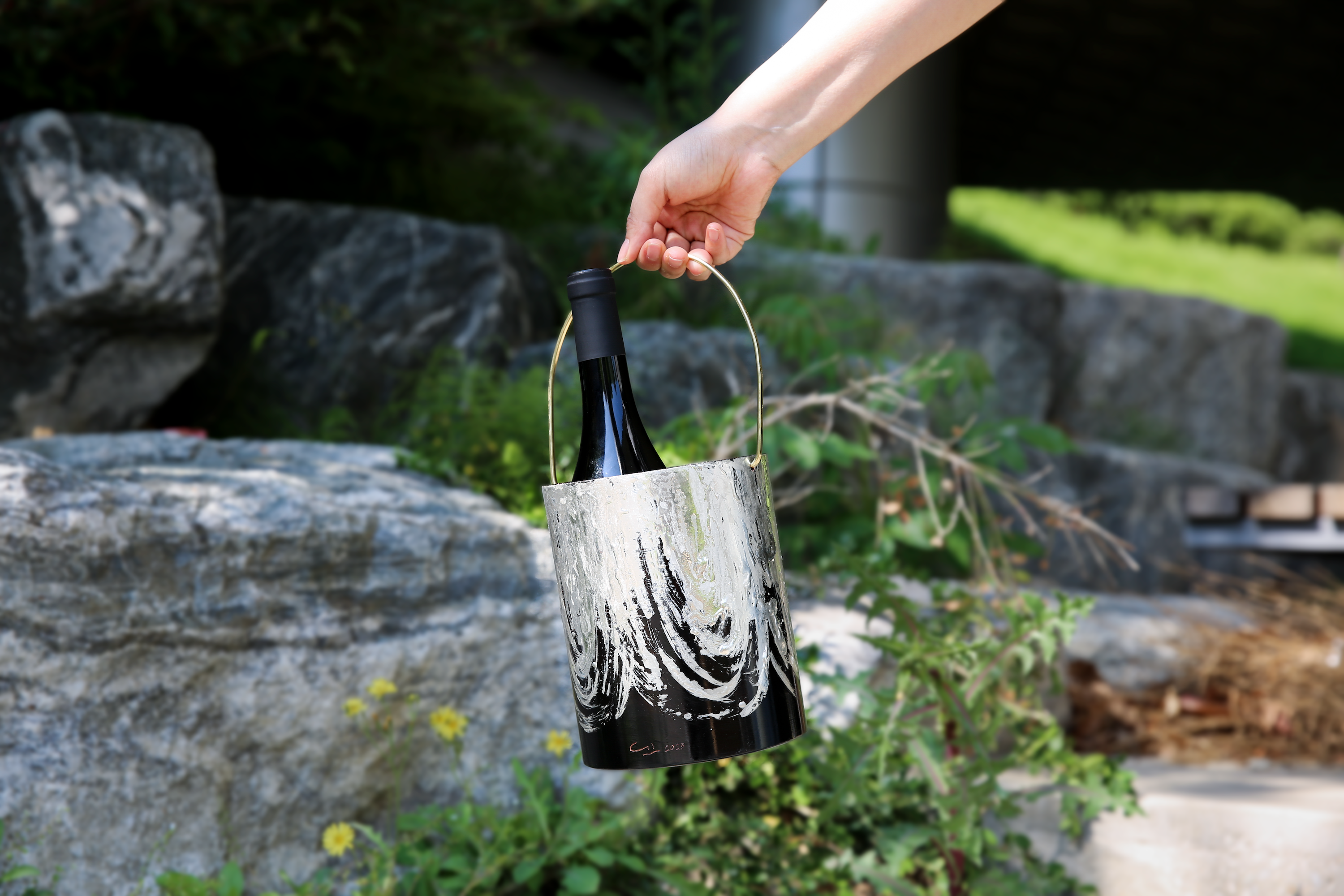 Black wave wine bucket 1