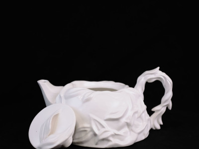 fluttering petals_teapot