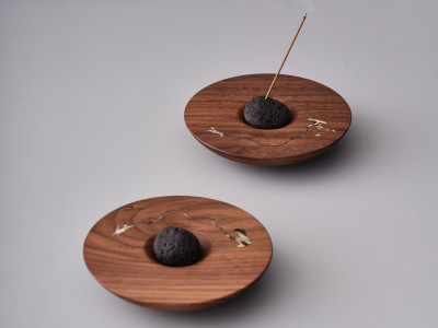 Incense holder with animals